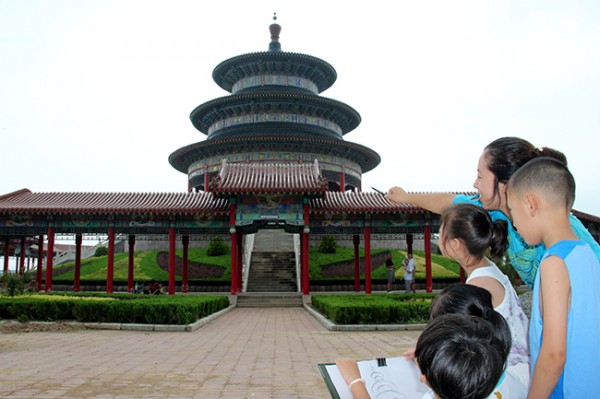 南堯天壇引來(lái)居民寫(xiě)生